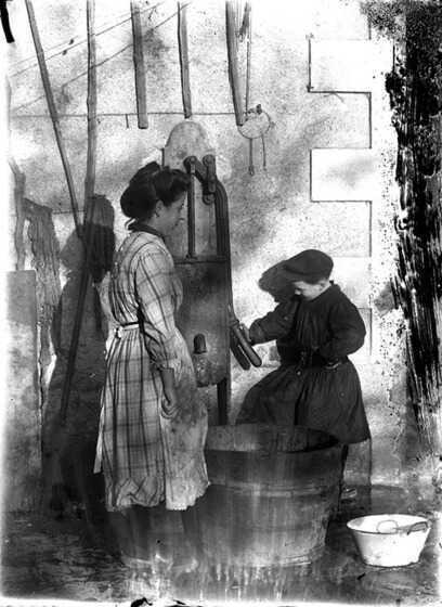 Enfants à la pompe publique