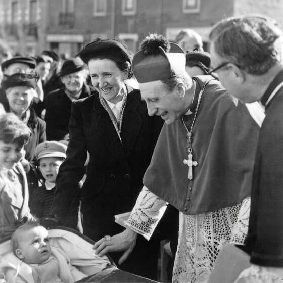 Mgr. Jean-Joseph Villepelet à Nantes, devant l’église Saint-Clair, en 1953