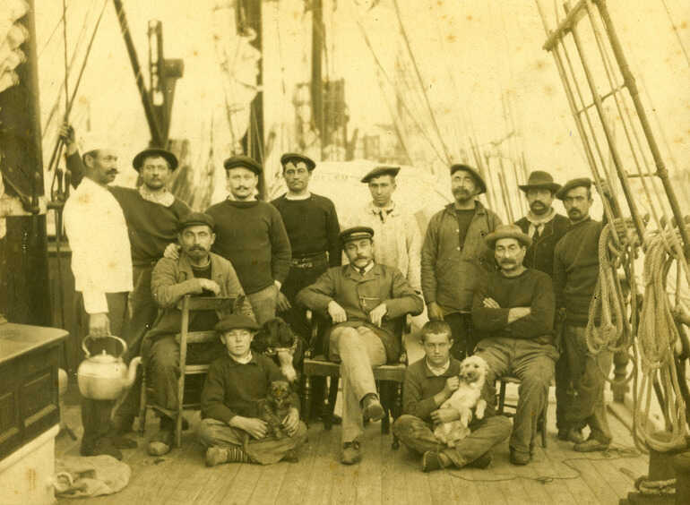Jean Chauvelon, capitaine du <i>Belem</i>, et son équipage