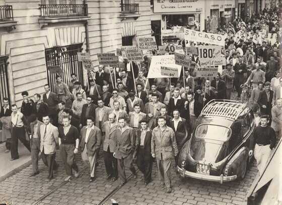 Nantes, septembre 1955 : la manifestation descend la rue Crébillon
