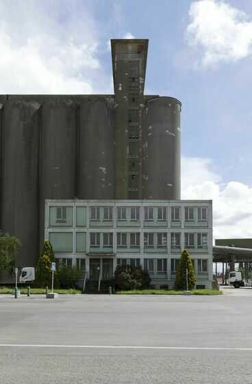 Anciens bâtiments de bureaux des silos portuaires d'exportation de céréales