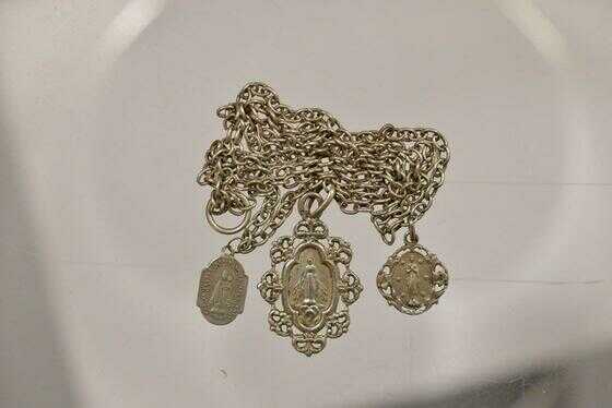 Collier de communiantes à trois médailles