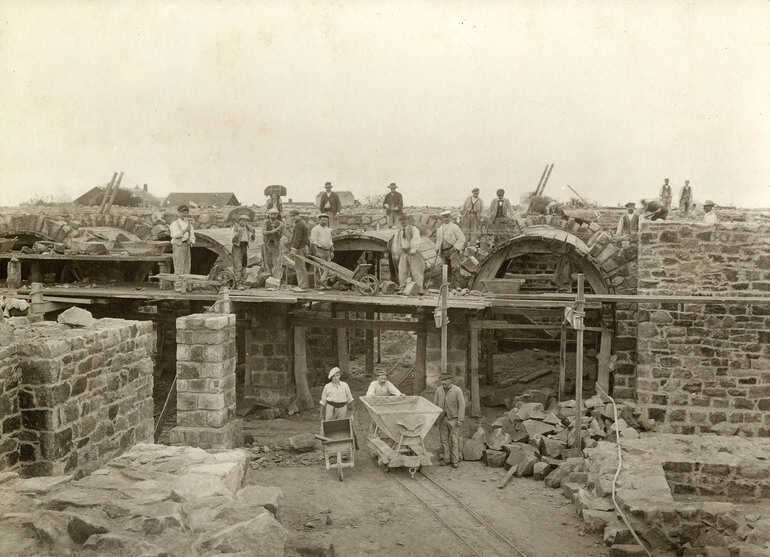 Construction du premier réservoir d'eau