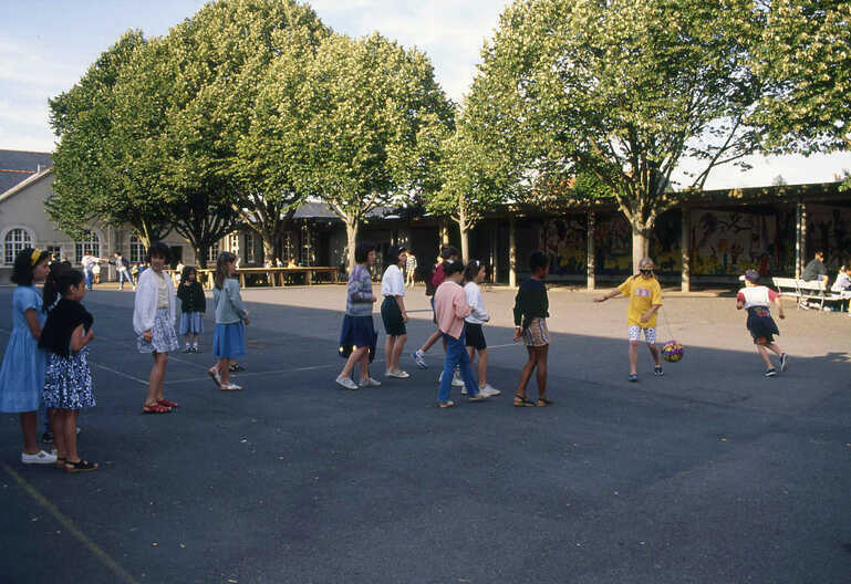 Cour de l'école primaire Ampère, 17, rue Ampère