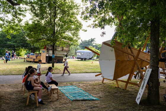 Campement Stroh organisé pour la fin de la résidence de la Fausse Compagnie au Grand Bellevue