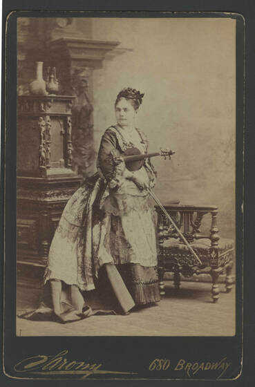 Portrait de Camille Urso tenant un violon