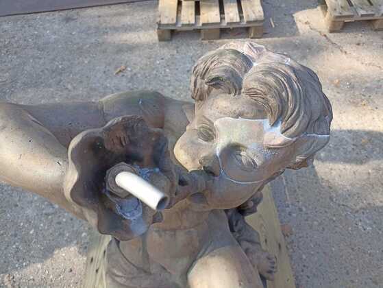 Réparation visible sur le visage d’un génie