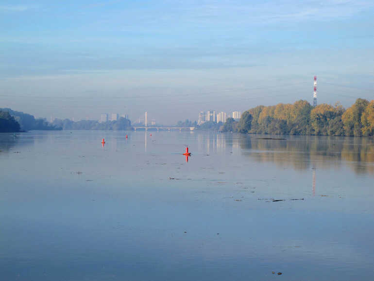 Grand calme sur la Loire, vers le pont Eric Tabarly