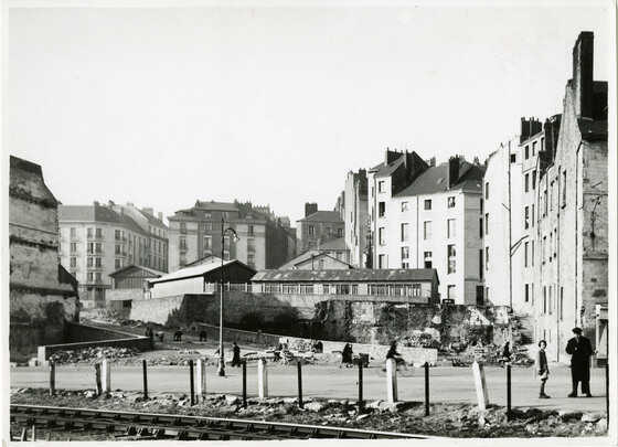 Bâtiments provisoires de l’école du Chêne d’Aron et percement de la rue Delattre de Tassigny