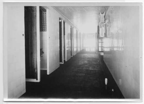 Intérieur des bains-douches de la rue Michel-Rocher