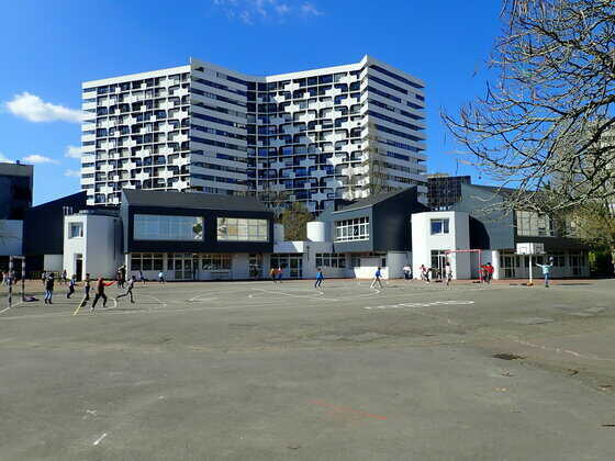 Groupe scolaire Louise Michel depuis la cour