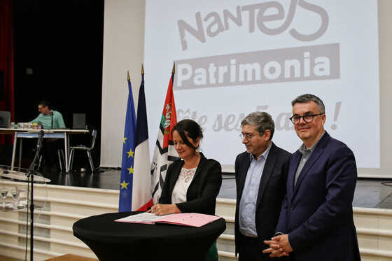 Johanna Rolland signant la Convention de Faro