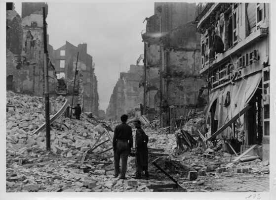 La rue du Calvaire ravagées après les bombardement de septembre 1943