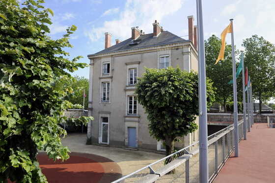 Maison du Dix, ancienne école de filles des Garennes