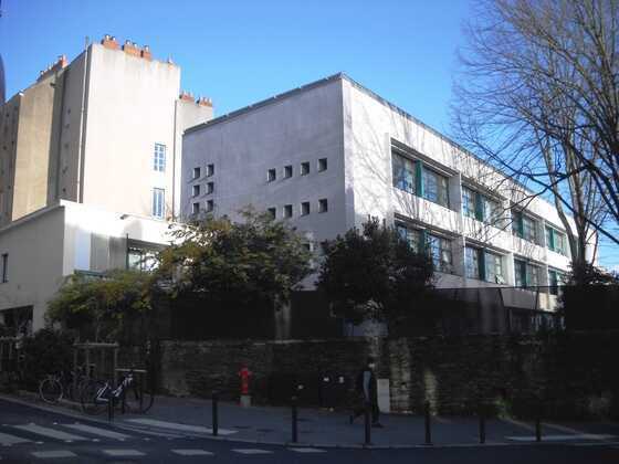 Entrée et bâtiment d’enseignement de la rue du Chêne d’Aron de l’école élémentaire du Chêne d’Aron