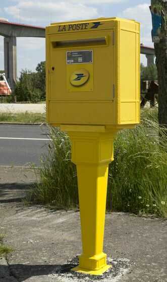 Boîte aux lettres fabriquée par la fonderie Dejoie dans le quartier de Roche-Maurice