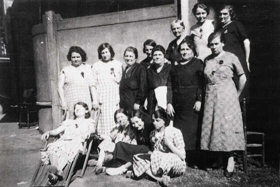 Groupe de femmes grévistes des établissements Lenoir (pantoufles et chaussures)