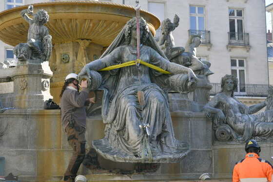 Levage et pesage au bras de grue de la statue de la Loire de la fontaine de la place Royale, 11 mars 2025