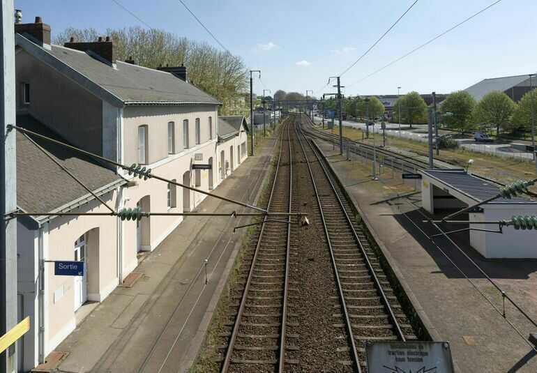 Façade sur quai, abri et voies de la Gare de voyageurs de Chantenay