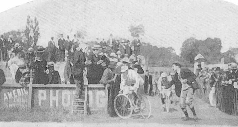 Arrivée des coureurs sur le vélodrome lors du 1er Tour de France, 14 juillet 1903