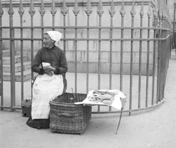 Vendeuse de fouaces nantaises près du palais de la Bourse de Nantes