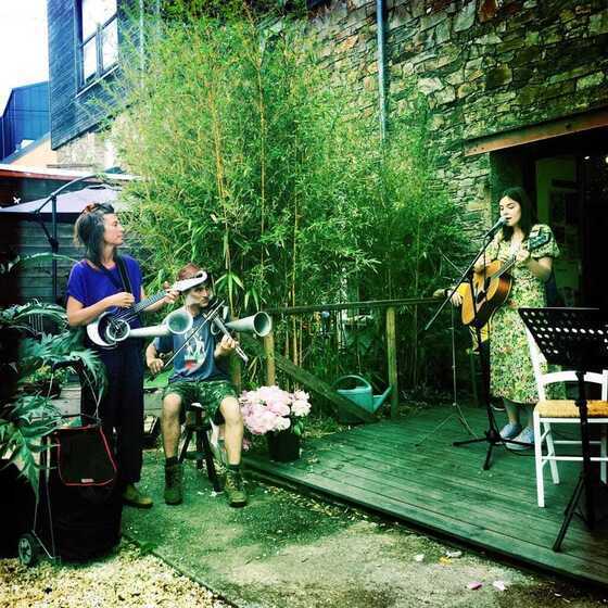 Intervention de la Fausse Compagnie au comptoir des Alouettes pour la Fête de printemps