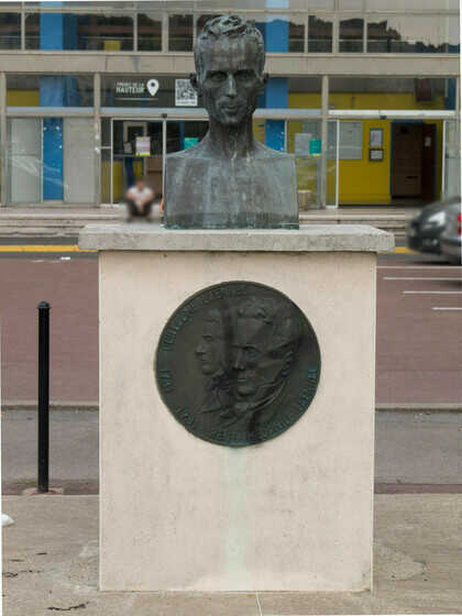 Médaillon en hommage à Guillaume Laennec et buste en hommage à René Laennec