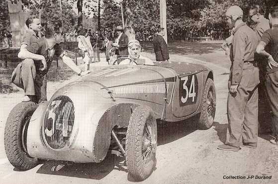 Louis Rosier dans sa voiture, une Talbot-Lago 150SS