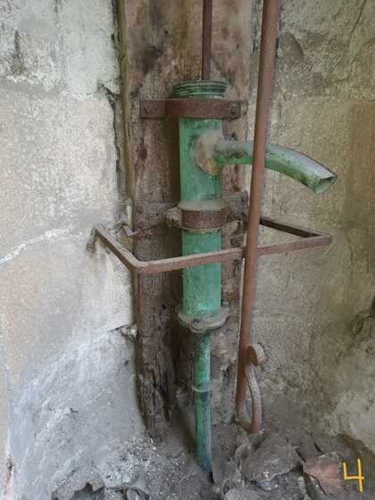 Pompe du puits de l’immeuble de la rue Saint-Jean