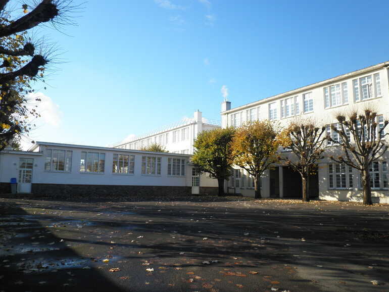 Cour intérieure du groupe scolaire de la Contrie