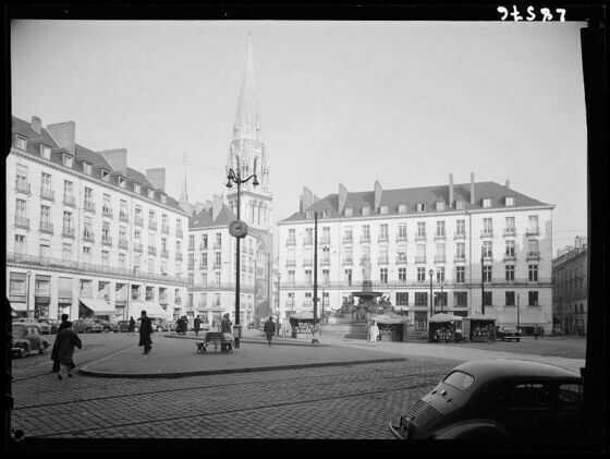 Photographie d'un lieu de Nantes sélectionnée pour le concours : la place Royale, vue en 1956