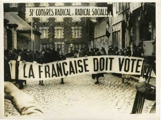 Manifestation féministe à la sortie du 31e Congrès radical, rue Arsène-Leloup, octobre 1934