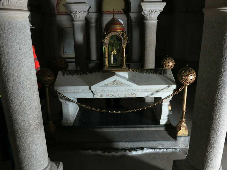 Reliquaire de saint Rogatien dans la crypte de la basilique