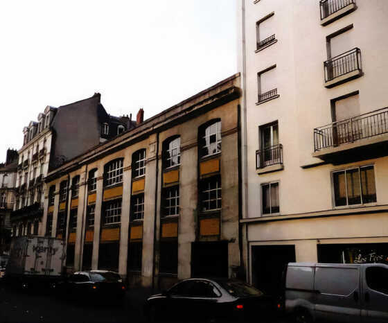 Le bâtiment de l’ancienne manufacture de parapluies avant sa démolition en 2012