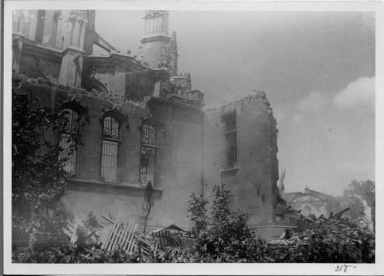 Vue de la cathédrale en partie détruite par les bombardements.