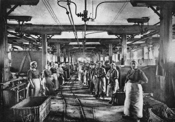 Préparations Générales, ouvrières à leur poste à la Manufacture des Tabacs