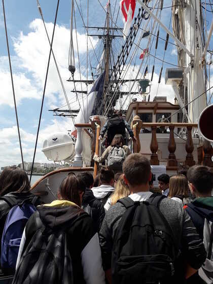 Visite du Belem par un matelot, membre de l'équipage.