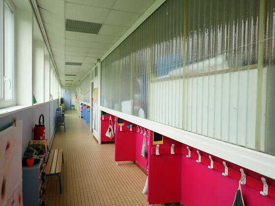 Couloir intérieur de l’école maternelle du Coudray