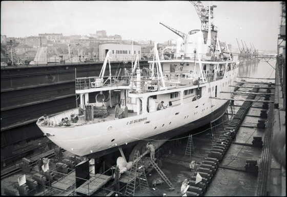 Navire militaire léger Dos De Diciembre en construction sur le dock de Dubigeon Chantenay