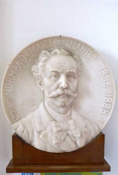 Médaillon sculpté d’Édouard Normand dans le vestibule de l’école Joseph-Blanchart