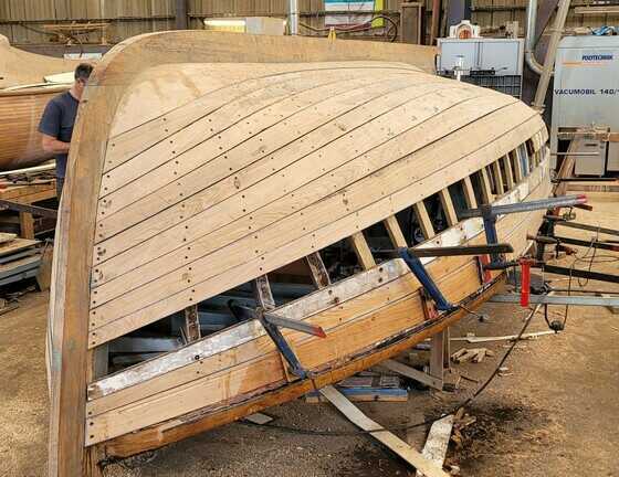 Canot Thétis en cours de restauration