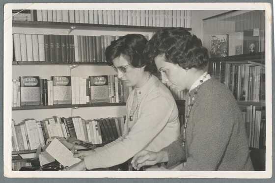 Cécile Prampart dans la librairie Au Livre ouvert