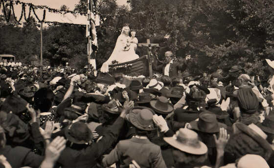 Ferveur au passage de l’une des quatre statues de Notre-Dame de Boulogne, dans un village entre Ancenis et Mauves-sur-Loire, le 4 juin 1944