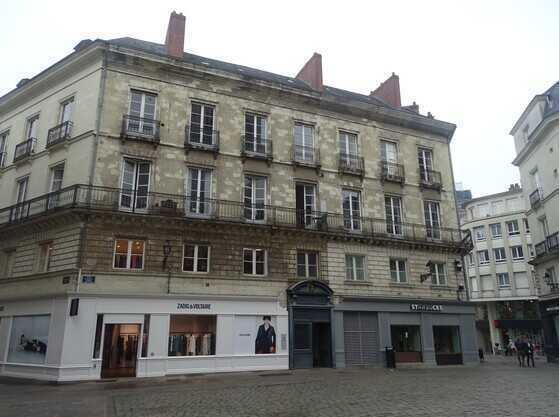 Façade du 2 place Sainte-Croix avant restauration