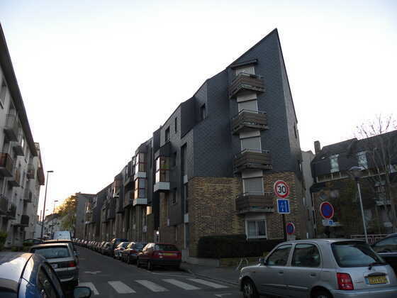 Rue Maisdon-Pajot depuis la place de Grillaud et la Ville-en-Brique