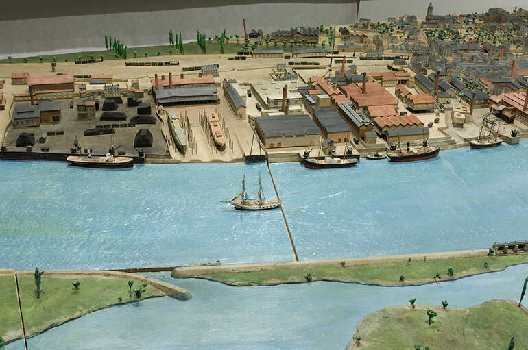 Chantiers nantais de constructions maritimes sur la maquette du port de Nantes en 1900