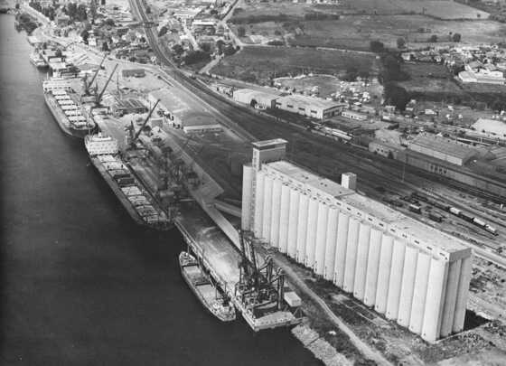 Vue aérienne du premier silo portuaire d'exportation de céréales du site dans les années 1980