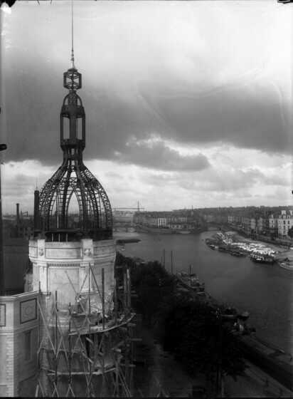 Tour de l’usine LU en construction
