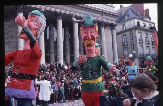 Grosse tête devant le théâtre Graslin lors du défilé de la Mi-Carême