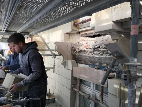 Artisans travaillant à la restauration du 4 rue de l'Hôtel de Ville